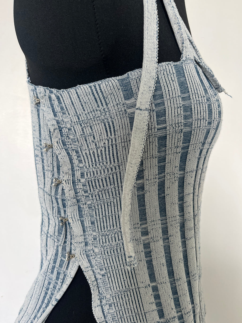 Hook ribbed vest