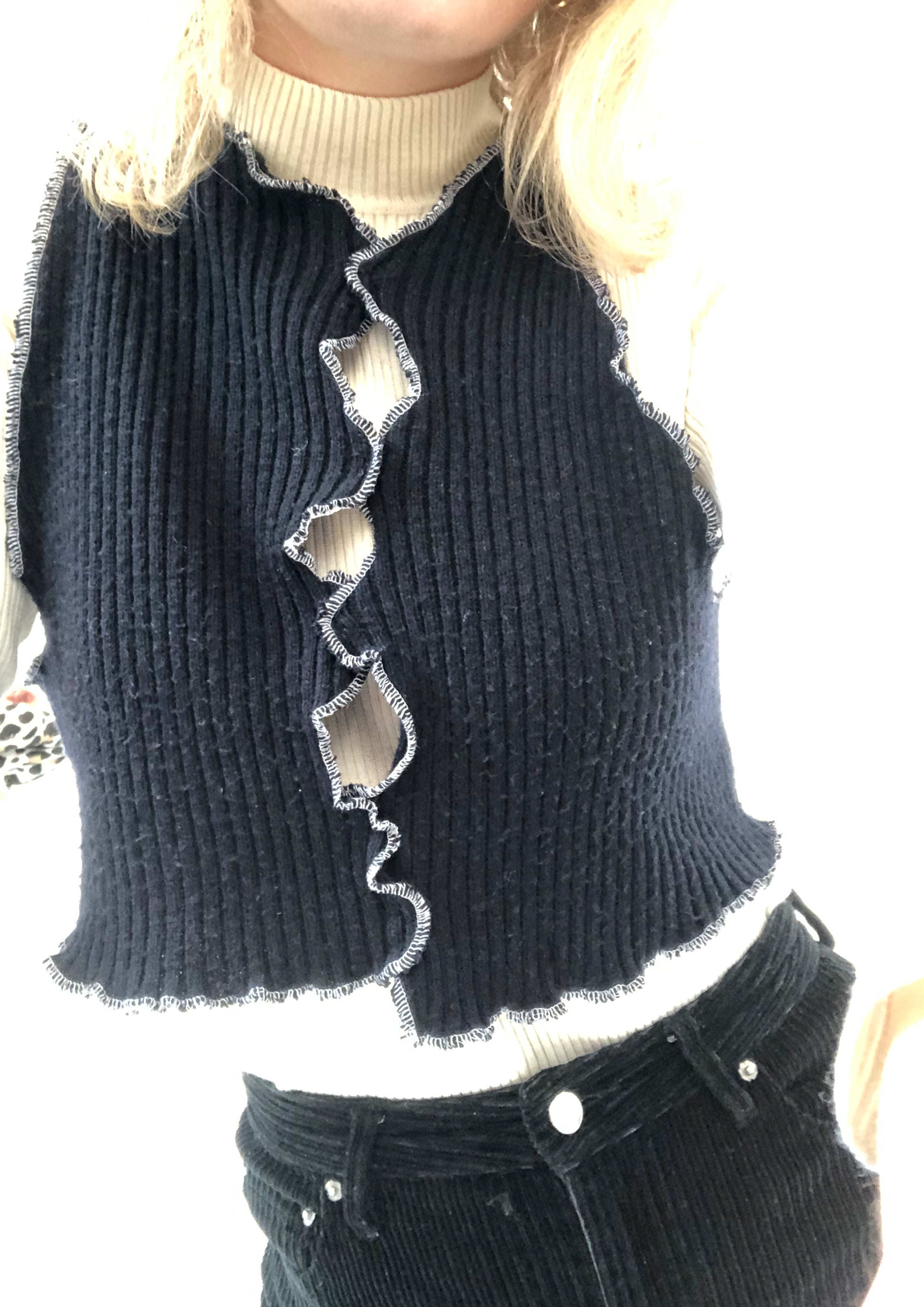 Seamed holes top