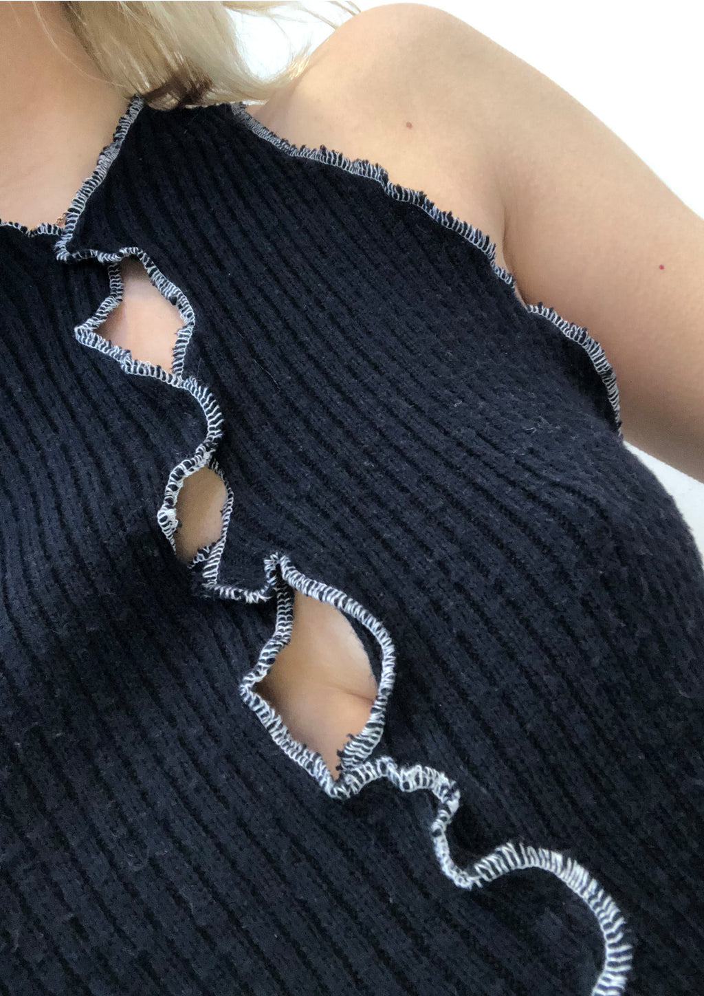 Seamed holes top