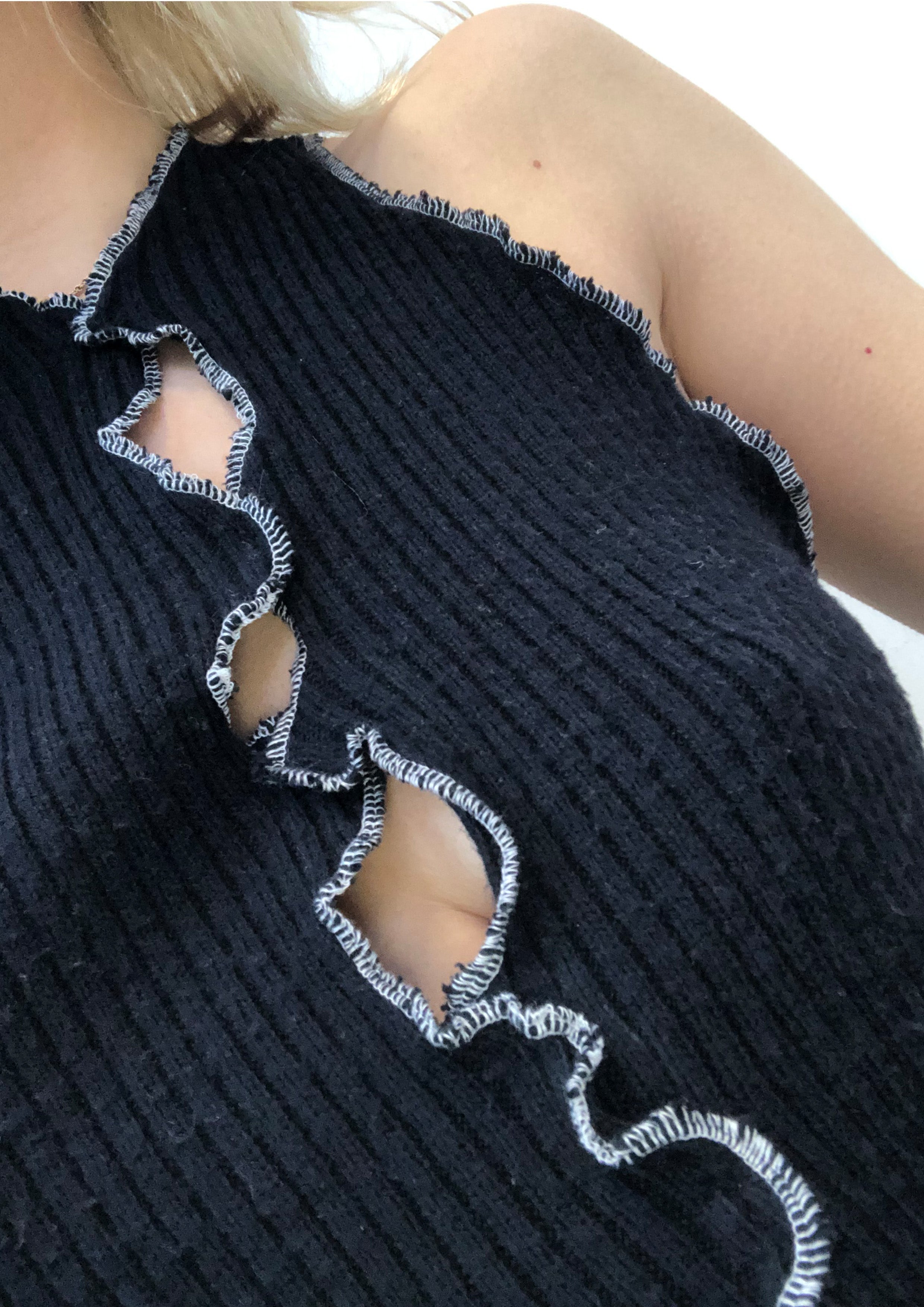 Seamed holes top